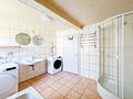 Zwei Wohneinheiten, Gartenanteil und drei Garagen – Wohnhaus in Kirchzell - OG_Badezimmer2