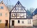Haus mit Geschichte sucht neue Zukunft – 1-2 Familienhaus mit Potenzial - Straßenansicht