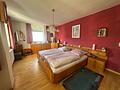 Großzügiges Ein-/Zweifamilienhaus mit Ausbaupotenzial und großem Grundstück - Schlafzimmer EG