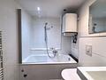 Bezugsfertige 1,5-Zimmer-Wohnung im Herzen der Maxvorstadt - Badezimmer mit Badewanne, Waschbecken und Handtuchheizkörper
