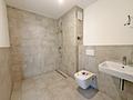 Jetzt bezugsfertig: moderne 3-Zi.-Neubauwohnung (KfW 40) mit Balkon - Modernes Bad mit bodgengleicher Dusche