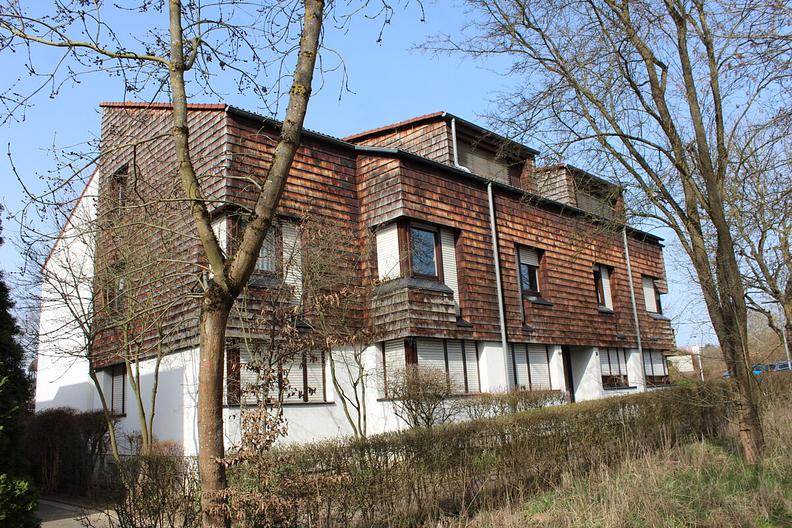 Wunderbare Dachgeschosswohnung mit großer Loggia, großem Hobbyraum und Tiefgaragenstellplatz - Zugang