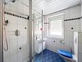 Ein Zuhause mit vielen Möglichkeiten – großzügiges Wohnhaus mit Garten und zwei Garagen - EG_Badezimmer