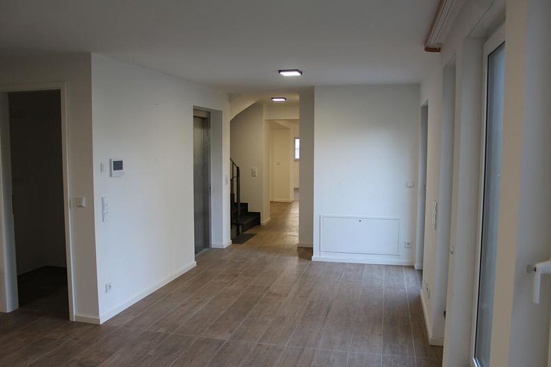 Neuwertiges Einfamilienhaus mit Aufzug und zwei Tiefgaragenstellplätzen in Toplage am Quellenpark - Diele