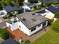 Besonderes Architektenhaus mit Einliegerwohnung und traumhaftem Terrassenausblick ins Grüne - Luftbild
