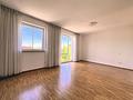 Wohnen mit Wohlfühlfaktor: Helle, moderne und neuwertige 2 bis 2,5-Zimmer-Wohnung - Schlafzimmer mit zwei großen Fenstern