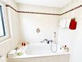 Gepflegte Maisonette-Eigentumswohnung mit 
Einbauküche, Garagenstellplatz, 2 Bäder & Balkon - ...mit Wanne.