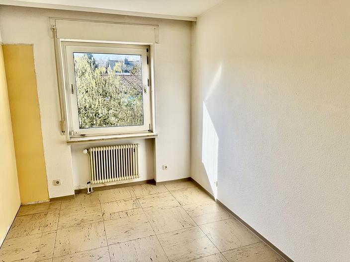 Freistehendes Familienhaus
mit großem Garten in ruhiger Lage - Büro / Kind im OG