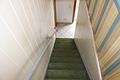 Kleines Haus mit Hof und Nebengebäude im historischen Ortskern - Treppe zum DG