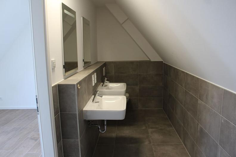 Neuwertiges Einfamilienhaus mit Aufzug und zwei Tiefgaragenstellplätzen in Toplage am Quellenpark - Bad mit Dusche OG