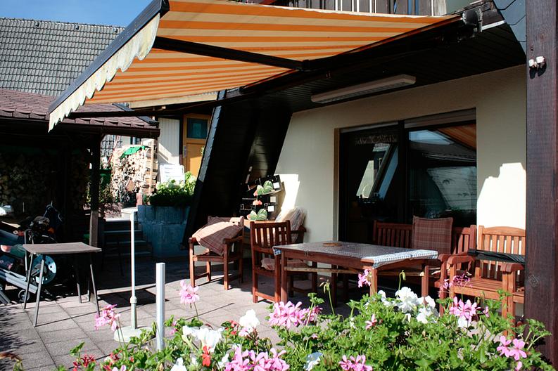 Liebhaberobjekt in ruhiger, sonniger Lage von Erbach- Erlenbach! - Terrasse