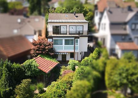Einfamilienhaus, top gepflegt mit traumhaftem Blick über Erbach und tollem Garten - Ihre Chance! - Draufsicht O