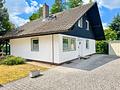 Familienglück mit Gartenidylle -
Gepflegtes Einfamilienhaus mit viel Platz - Eingangsseite