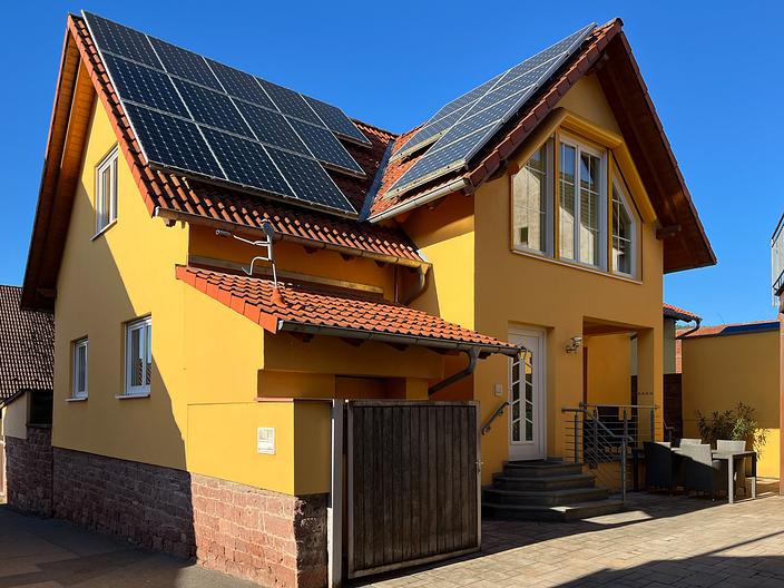 Einziehen statt sanieren – Wohnhaus mit Nebengebäude, Hof und PV-Anlage - Haupthaus