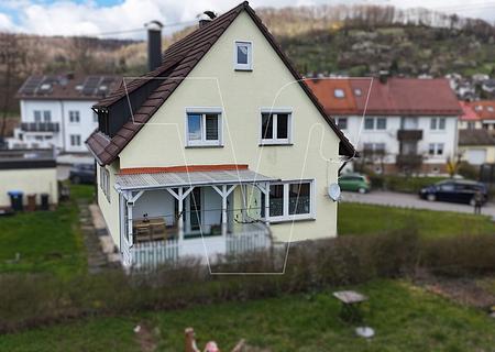 Gepflegtes Ein- / Zweifamilienhaus mit Doppelgarage, Terrasse, und großem Garten - Außenansicht Süden