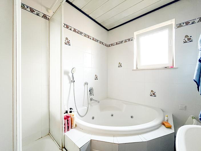 Zweifamilienhaus mit Werkstatt, Garage und Garten mit Weitblick - DG_Bad