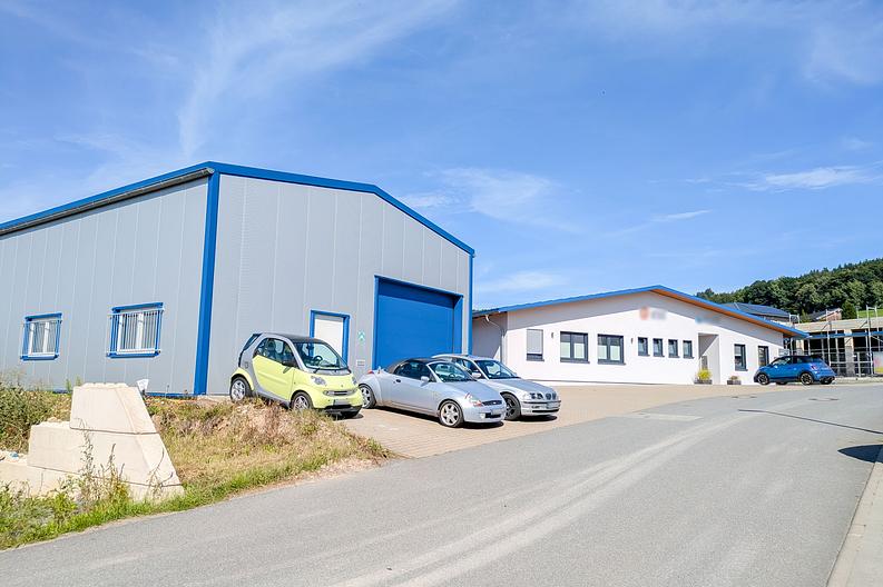 Neuwertiges Gewerbeobjekt – Büro-Gebäude, Lager- & Werk-Halle
in Erbach! - Ansicht-Werkhalle-Bürogebäude-W