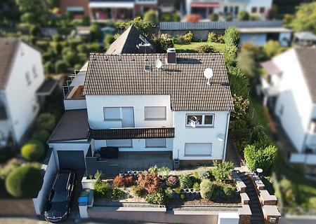 Sofort bezugsfrei – Attraktives Zweifamilienhaus für Familie und Generationen in Reinheim - Luftbild_I