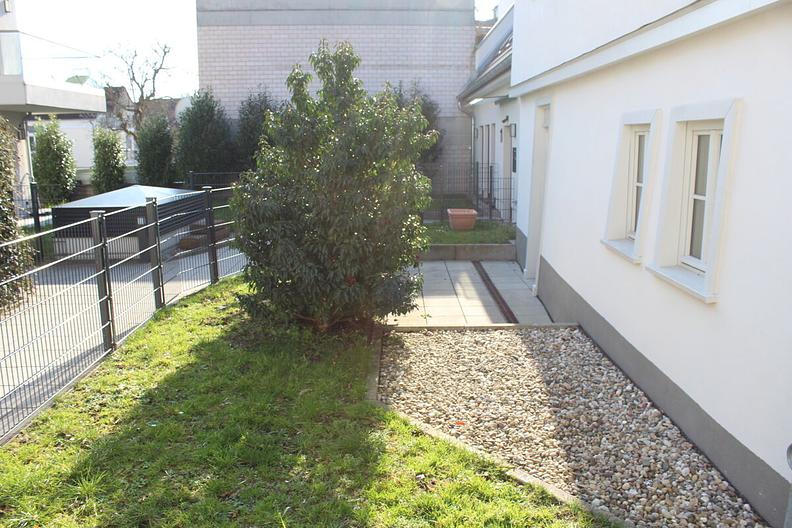 Neuwertiges Einfamilienhaus mit Aufzug und zwei Tiefgaragenstellplätzen in Toplage am Quellenpark - Garten