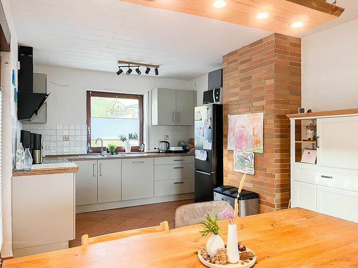 Zweifamilienhaus mit Werkstatt, Garage und Garten mit Weitblick - EG_Küche_Essbereich