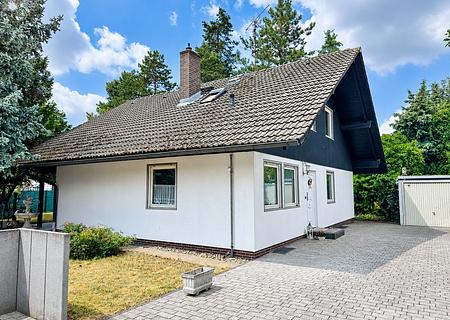 Familienglück mit Gartenidylle -
Gepflegtes Einfamilienhaus mit viel Platz - Außenansicht