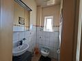 Bürogebäude mit Lagerhalle und Wohneinheit - WC im Eingangsbereich