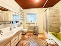 Vielseitiges Wohn- und Geschäftshaus in gut frequentierter Lage mit großem Entwicklungspotenzial! - Badezimmer: Tageslichtbad mit Badewanne und Dusche, solide Basis mit Modernisierungspotenzial