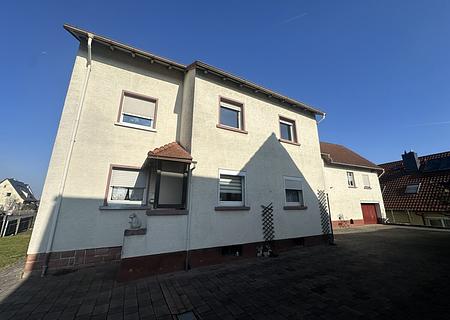 Großzügiges Ein-/Zweifamilienhaus mit Ausbaupotenzial und großem Grundstück - Hofansicht