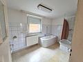 Vielseitig nutzbares Wohnhaus mit Garten & Garage - Badezimmer