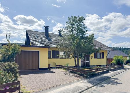 Mit Weitblick wohnen – gepflegtes Einfamilienhaus mit Einliegerwohnung und Ausbaureserve - Außenansicht