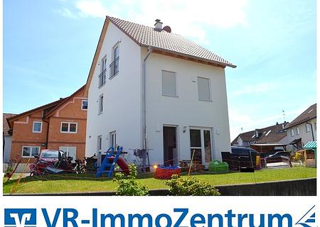 helle, familienfreundliche Doppelhaushälfte - Nordwest-Ansicht