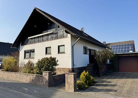 Freistehendes Einfamilienhaus
mit Garten, Kamin und Terrasse
- viel Platz für die Familie - - Straßenansicht