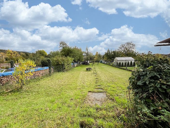 Charmantes Mehrfamilienhaus auf traumhaften Gartengrundstück (Sanierungsobjekt) - Blick auf das Gartengrundstück