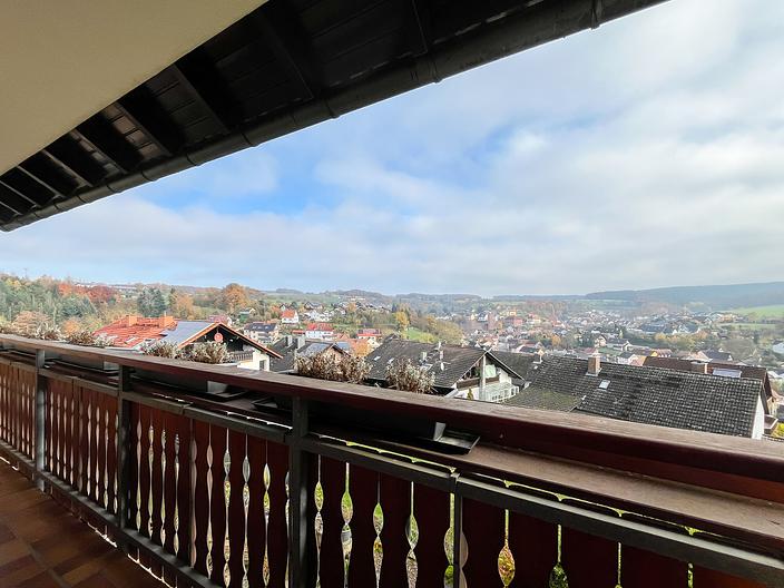 Zweifamilienhaus mit Werkstatt, Garage und Garten mit Weitblick - EG_Balkon_Aussicht
