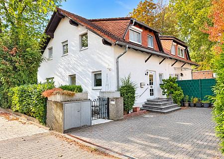 Kurpark vor der Tür, kleiner Garten zum Genießen - 
Doppelhaushälfte in Bad Homburger Bestlage - Außenansicht