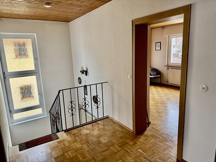 Raum für Leben, Lachen und Erinnerungen
- Schönes Einfamilienhaus mit Garten & Garage - - Flur im DG