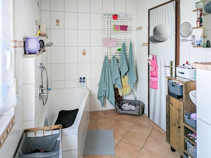 Multifunktionstalent: Großes Haus mit Garagen und Scheunentrakt - OG neu Bad 1