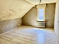 Schönes Einfamilienhaus
Familienglück mit Hof, Garten & viel Platz - Zimmer im DG
