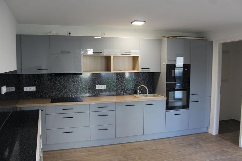 Neuwertiges Einfamilienhaus mit Aufzug und zwei Tiefgaragenstellplätzen in Toplage am Quellenpark - Küche