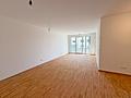 Neubau-Highlight: 3-Zimmer-Wohnung – Bezug sofort möglich - Helles Wohnzimmer mit Balkonzugang