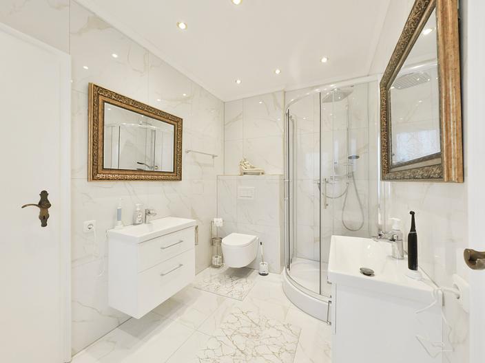 Exklusives Familienparadies mit Panoramablick auf die Burg Breuberg! - Badezimmer