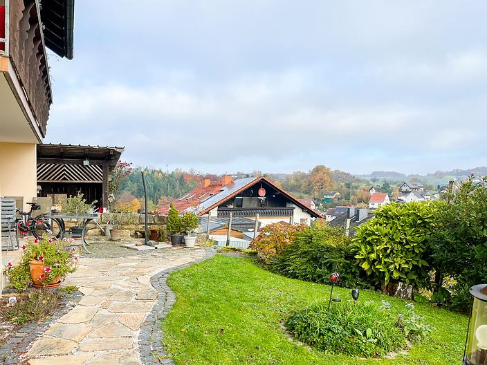 Zweifamilienhaus mit Werkstatt, Garage und Garten mit Weitblick - Garten