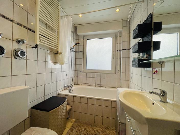 Gut geschnittene 3-Zimmerwohnung mit Terrasse, Garten und Stellplatz in Büttelborn - Worfelden - Bad