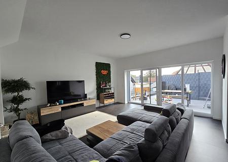 Große moderne 3.Zi. Wohnung mit durchdachtem Grundriss und einer großen Dachterrasse. - Wohnzimmer inkl. Terasse 