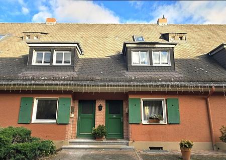Stilvolles, denkmalgeschütztes Reihenmittelhaus in Frankfurt-Nied im Erbbaurecht - Hausansicht 