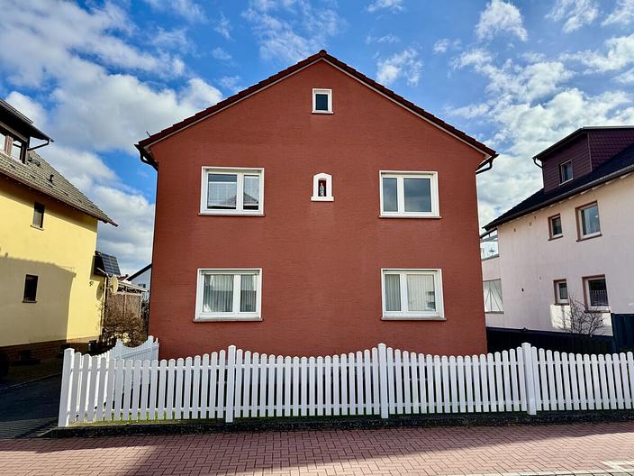 Raum für Leben, Lachen und Erinnerungen
- Schönes Einfamilienhaus mit Garten & Garage - - Straßenansicht