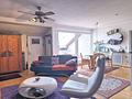 Gepflegtes Appartement mit Südwest-Dachterrasse und Bergblick - Wohn- und Schlafraum mit Zugang zur Dachterrasse
