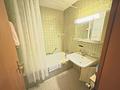 Dreifamilienhaus mit 3 Garagen – ideal für Eigennutzer & Kapitalanleger - Badezimmer EG