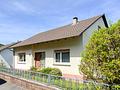 Familienidylle mit großem Garten: Einfamilienhaus mit Potenzial - Aussenansicht