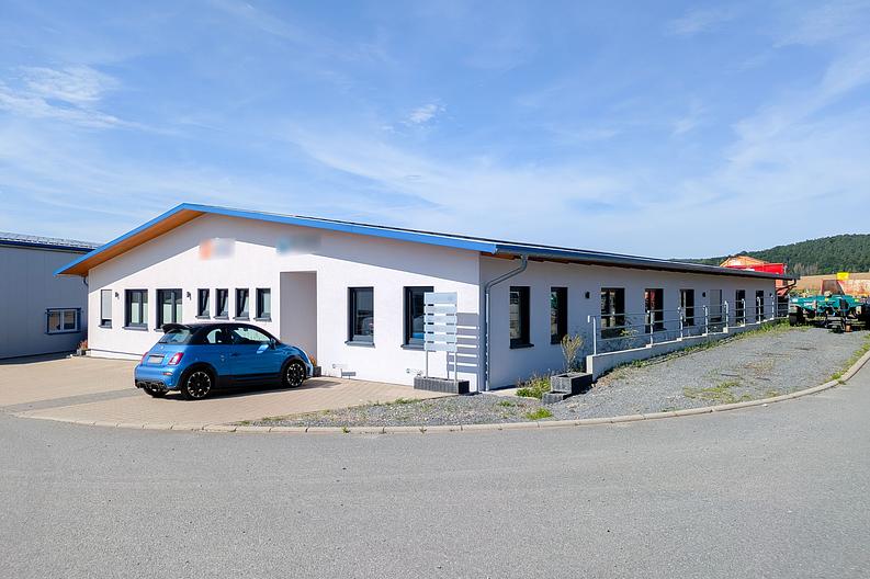 Neuwertiges Gewerbeobjekt – Büro-Gebäude, Lager- & Werk-Halle
in Erbach! - Ansicht-Bürogebäude-S-2